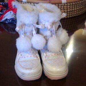 White snow boots sz 8